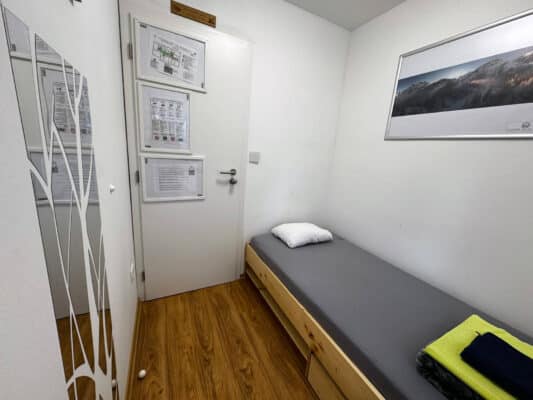 Rezervirajte svoj smještaj, privatnu sobu ili krevet na prijelazu Vršič, između Kranjske Gore, izvora rijeke Soče i Trente. Jednokrevetna privatna soba u Erjavčevoj kolibi Vršič Kranjska Gora