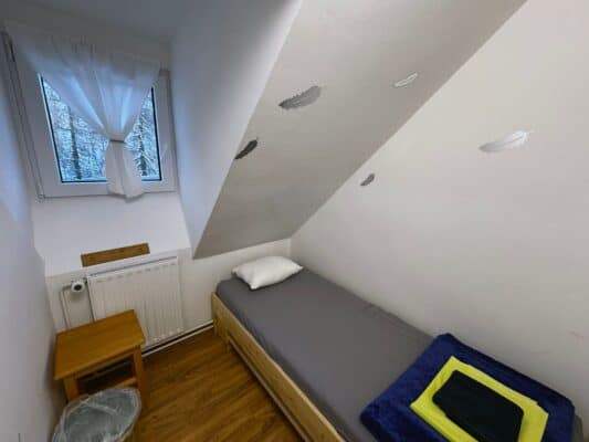 Rezervirajte svoj smještaj, privatnu sobu ili krevet na prijelazu Vršič, između Kranjske Gore, izvora rijeke Soče i Trente. Jednokrevetna privatna soba u Erjavčevoj kolibi Vršič Kranjska Gora