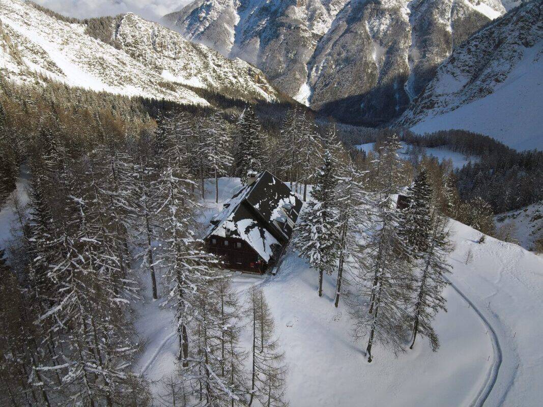 Otkrijte šarm Planinarskog doma Vršič Erjavčeva koča: skriveni dragulj u Julijskim Alpama